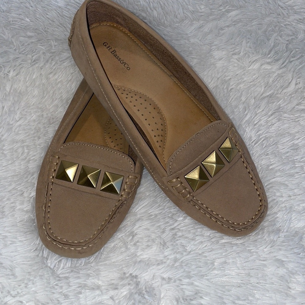 Tan Bass studded loafers!